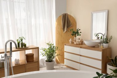 Banyonun içinde raf ünitesi, tuvalet ve bitkiler var.