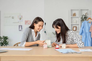 Ofiste yüzük seçen müşterisi olan kadın düğün planlamacısı.
