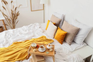 Kareli ve tepside çay, yatak odasında.