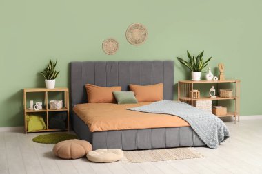 Şık bir yatak odası, yatak odası, çekmeceler ve ev bitkileri.