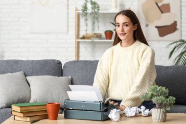 Evdeki kanepede oturan daktiloyla, kitaplarıyla ve çayıyla mutlu bir kadın yazar.