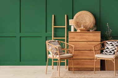 Odanın içinde ahşap klozet, koltuk ve merdiven var.