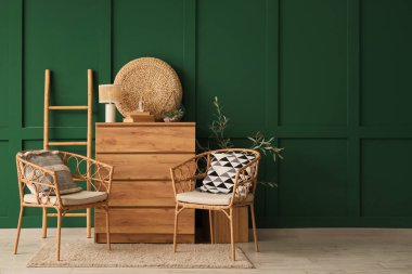 Odanın içinde ahşap klozet, koltuk ve merdiven var.