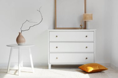 Klozeti, boş çerçevesi ve masası olan ışık odasının içi