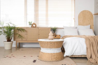 Yatak, kahve masası ve yatak odasının iç tarafındaki çekmeceler.