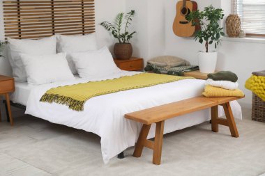 Yatak odasının içinde bank ve rahat yatak var.