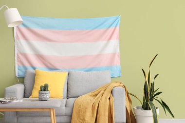 Travesti bayrağı, kanepesi ve yumuşak bankı olan oturma odasının içinde.