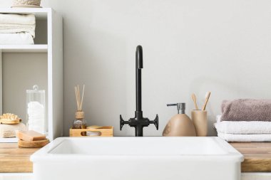 Modern lavabonun yanındaki banyo aksesuarları.