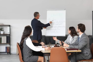 Ofiste çalışan bir grup avukat.