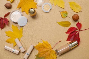 Dekoratif kozmetik, ceviz ve güzel sonbahar yapraklarından yapılmış çerçeve