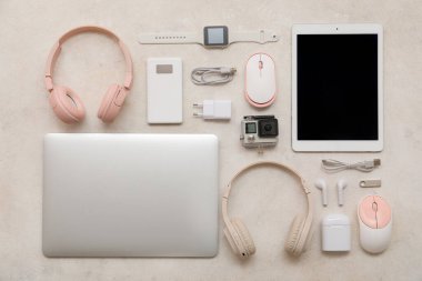 Hafif arkaplanda çeşitli aygıtlara sahip kompozisyon