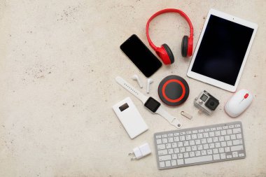 Işık arka planında tablet bilgisayarı olan farklı modern aygıtlar.