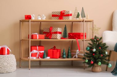 Küçük Noel ağacı ve raflarda hediyeler var.