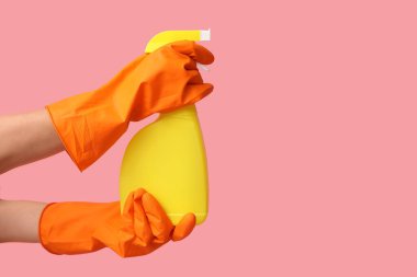 Pembe arka planda küf çıkarıcı olan kadın elleri