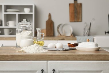 Mutfak tezgahında hamur hazırlamak için gerekli malzeme ve malzemeler.