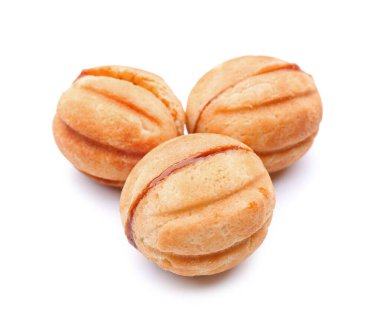 Beyaz arka planda haşlanmış konsantre sütle ceviz şeklinde kurabiyeler.