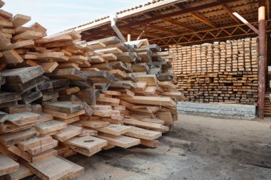 Kereste fabrikasındaki istiflenmiş ahşap tahtaların görüntüsü
