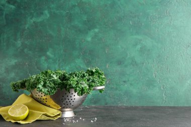 Siyah masada taze lahana yapraklı ve limonlu kolander.