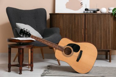 Modern akustik gitar şık bir oturma odasında yerde.