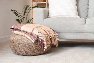 Oturma odasında pouf 'un üzerine sıcak ekose.