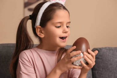 Evde çikolatalı yumurtası olan tatlı küçük kız.