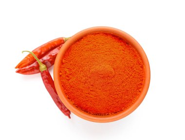 Kırmızı biberli kase ve beyaz arka planda biber.