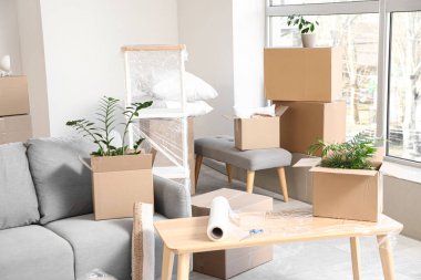 Taşınırken odada karton kutular olan masa ve kanepe