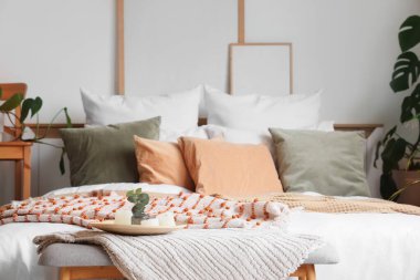 Modern şık, hafif yatak odasının içi.