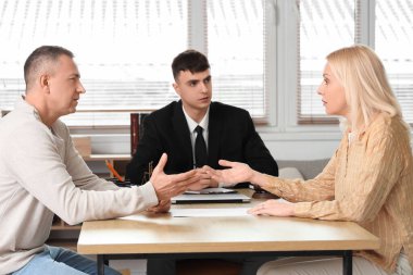 Avukatla tartışan olgun bir çift.