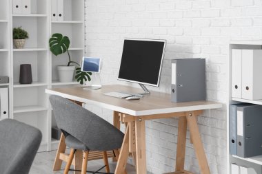 Çalışma yeri ve raf üniteleri ile ofis içi