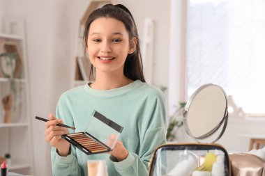 Evde göz farı olan genç bir kız.