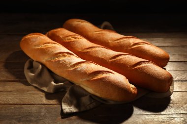 Ahşap masa üzerinde taze baget