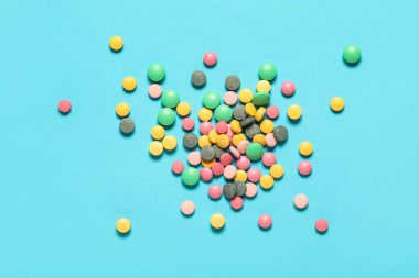 Mavi Arkaplanda Renkli Haplar