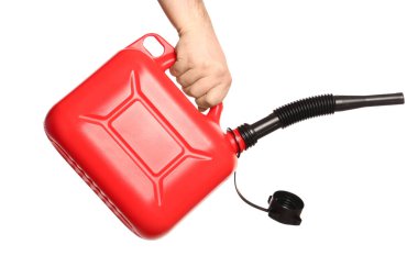 Beyaz arka planda lastik başlıklı teneke kutu tutan erkek eller.