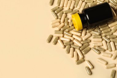 Bej arka planda sert kapsüllü kavanoz, yakın plan