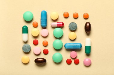 Bej arka planda farklı renkli haplar