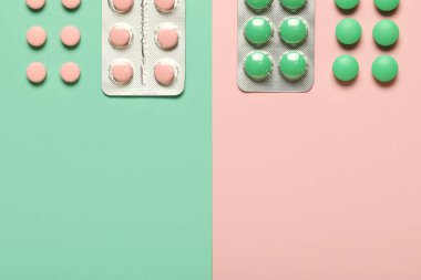 Renkli arka planda su toplayan paketlerdeki farklı haplar