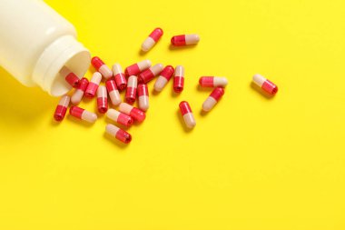 Sarı arka planda pembe sert kapsüllü kavanoz