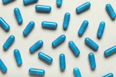 Gri arkaplanda mavi sert kapsüller