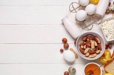 Beyaz ahşap arka planda farklı ürünler. Gıda Alerjisi Bilinci Ayı