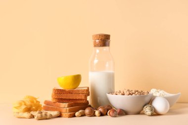 Bej masadaki farklı ürünler. Gıda Alerjisi Bilinci Ayı