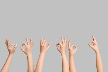 Kadın elleri hafif arkaplanda iyi görünüyor