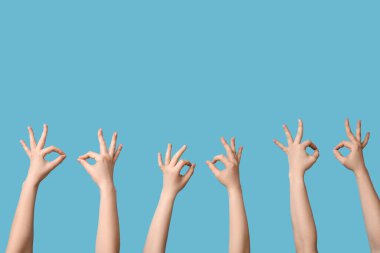 Mavi arka planda kadın elleri gösteriliyor