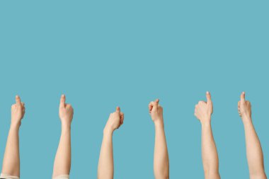 Mavi arkaplanda baş parmak gösteren kadın elleri