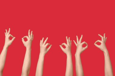 Kırmızı arkaplanda kadın elleri görülüyor