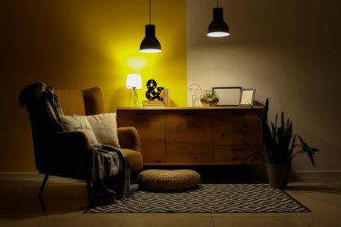 Koltuğu, klozeti ve parlayan lambaları olan karanlık oturma odasının içinde.