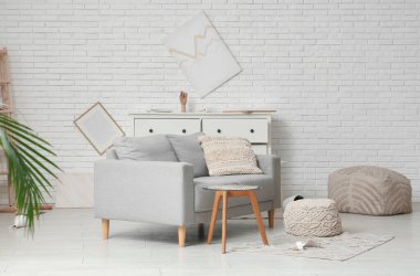 Depremden sonra gri kanepe ve kahve masası olan dağınık bir oturma odası.