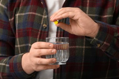 Hap ve su, closeup ile genç adam