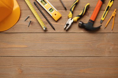 Ahşap arka planda farklı inşaat araçları ve başlık düzenleme