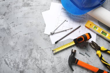 Beyaz grunge arkaplan üzerinde ev planı ve inşaat araçları